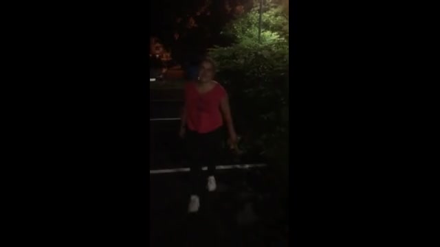 Felation publique pour de l’argent d’une escorte après la fête de la musique