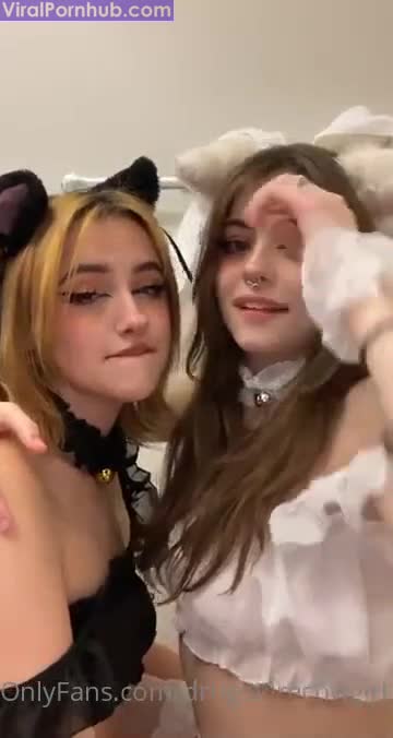 Hannahowo!!! Hot Lesbian Kissing New Sex.tape