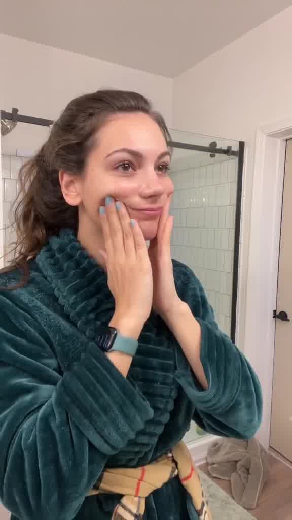 AlexiaRaye in bathroom…