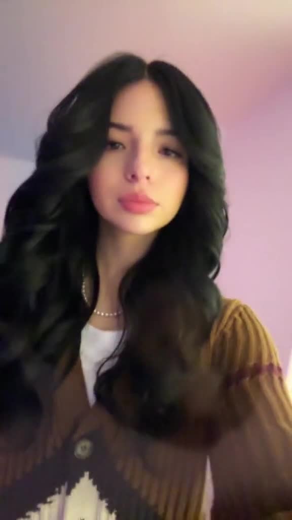 Angela Aguilar – Hot tiktok girl so beauty in new video…