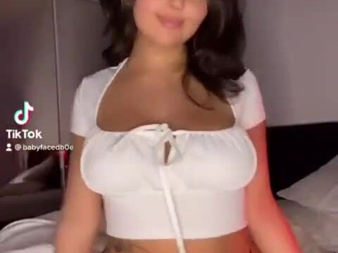 Baby face – Nude show on bed