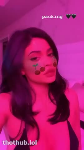 Kylie Jenner – Sexy in bedroom