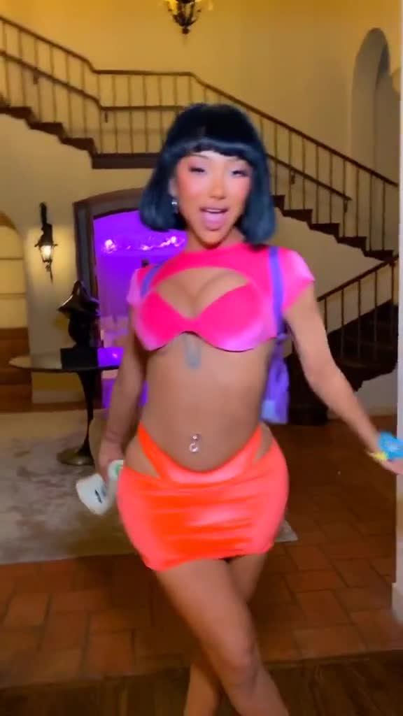Nikita Dragun sexy dance