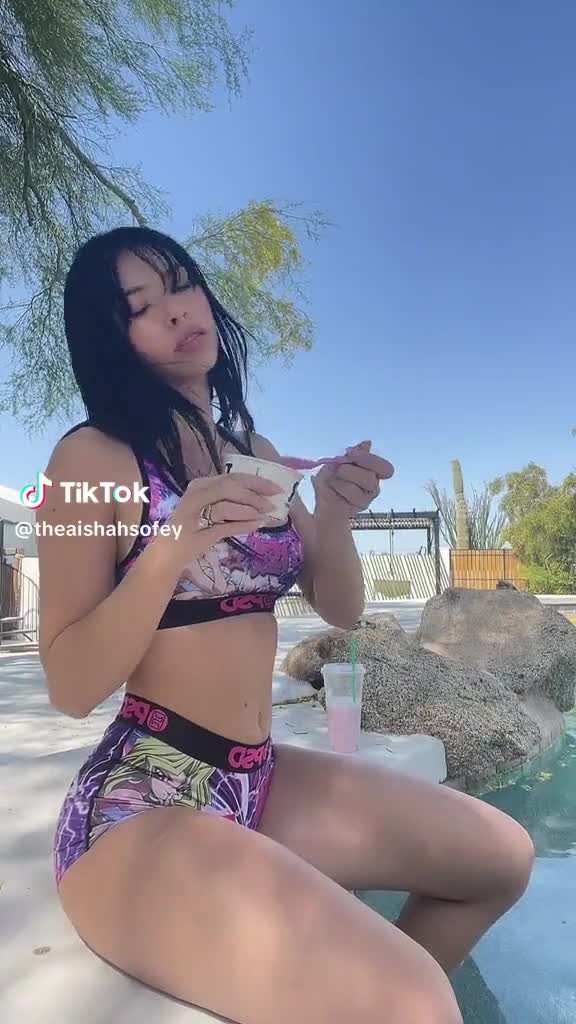 Aishahsofey in bathub