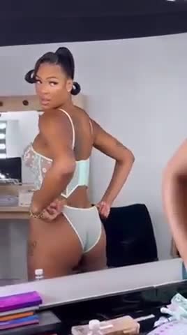 Liz Cambage – Sexy in lingerie