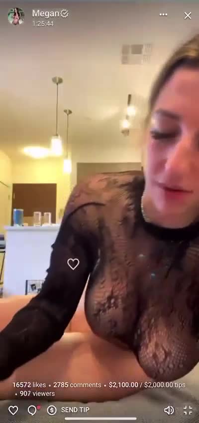 Megmariiee nude show in livestream