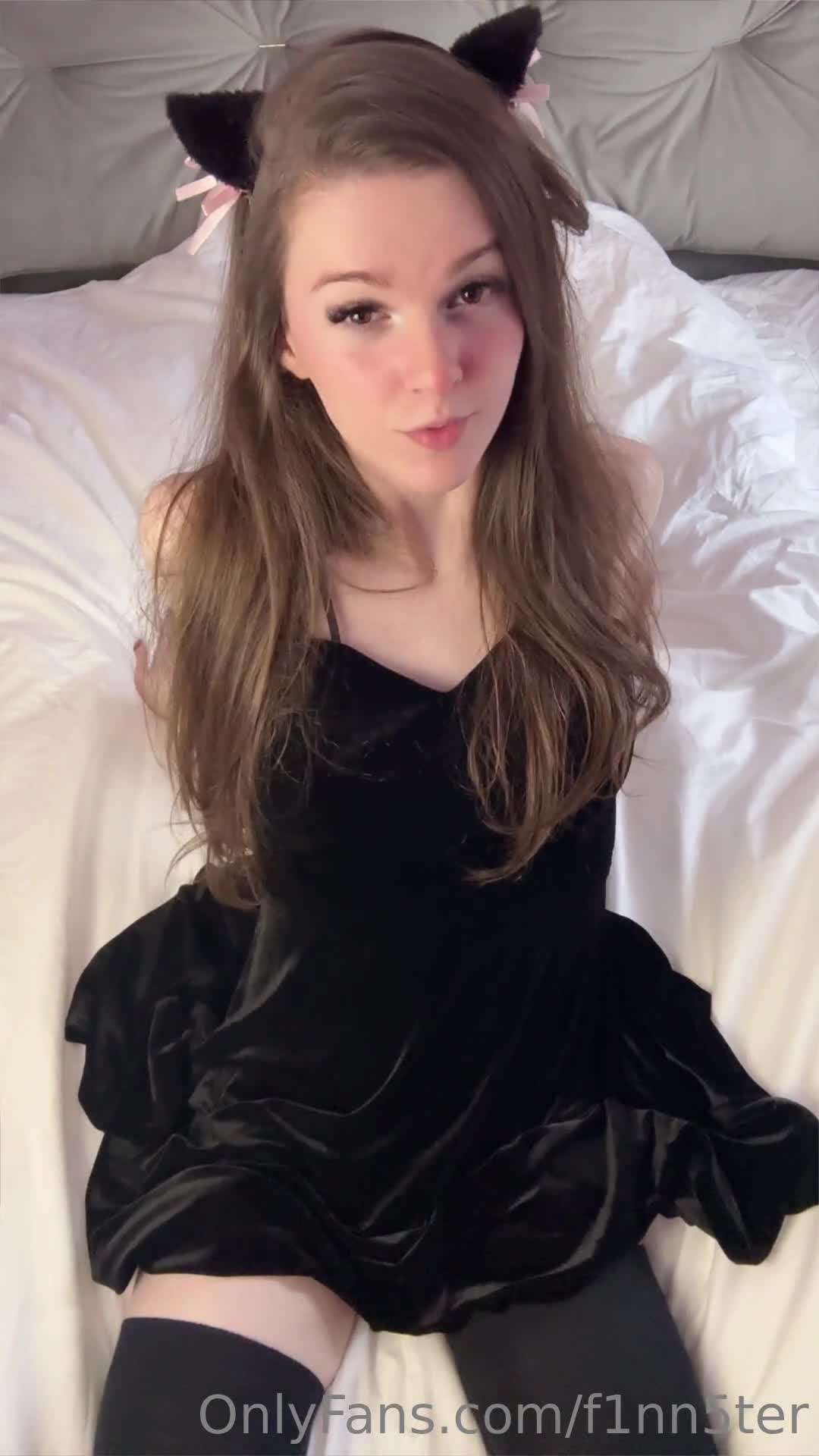 F1nn5ter – Sexy on bed