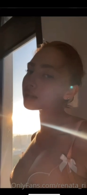 Renatari – Sexy in bedroom