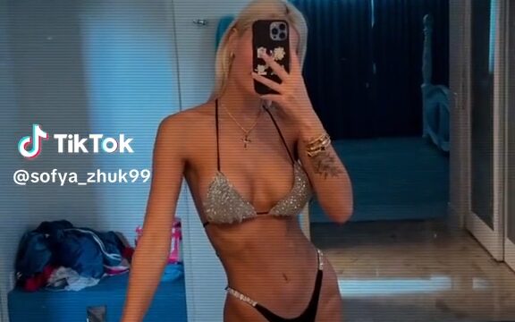 Sofya Zhuk show body sexy video