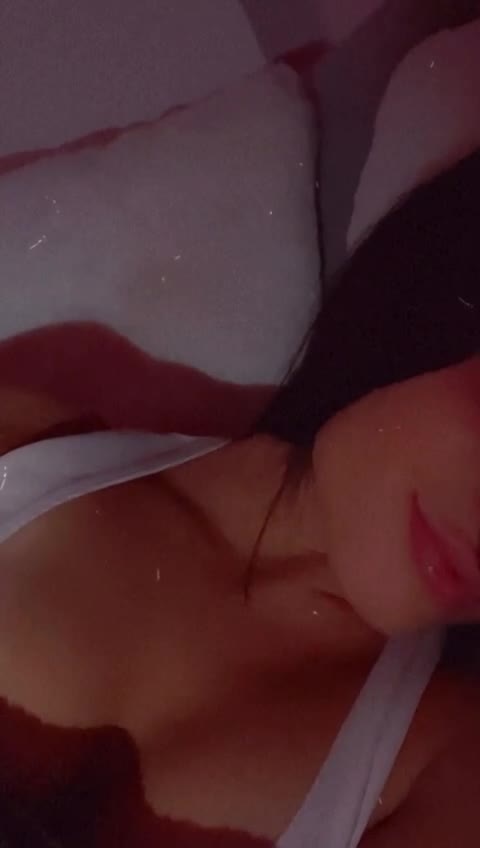 Melimtx sexy on bed!!!