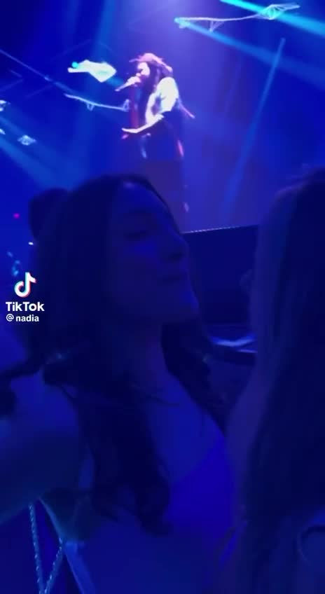 Nadia Amine kissing in club!!!