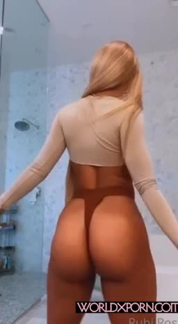 Rubi Rose – Nude show in bathroom