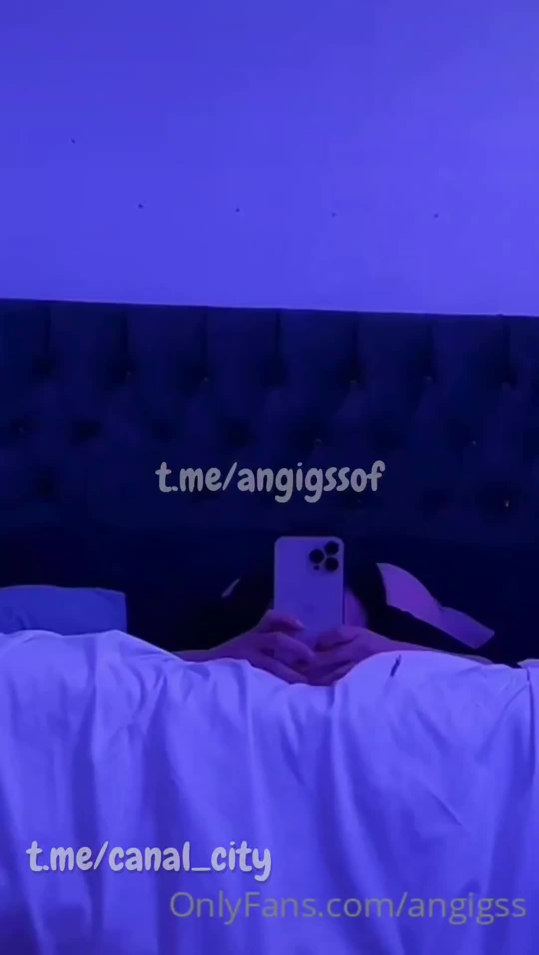 Angigss show big ass on bed!!! So hot