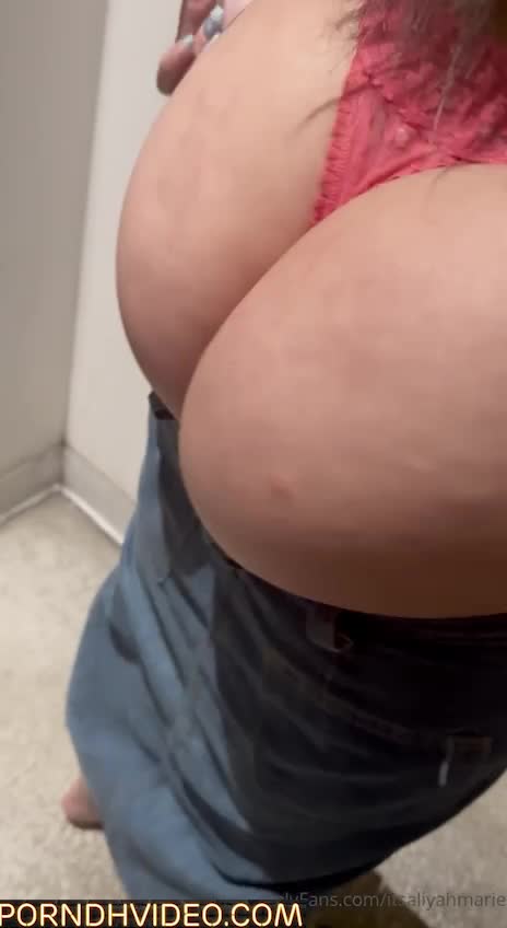 Aliyah Marie show big ass in bedroom… Omg!!!