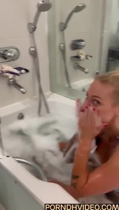 Blonde Bomber/Ebanie Bridges – Nude shower in bath!!! So hot